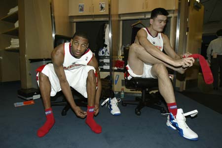 记者：帮助谢周三度过财政困境，曼联承担阿马斯租借所有费用