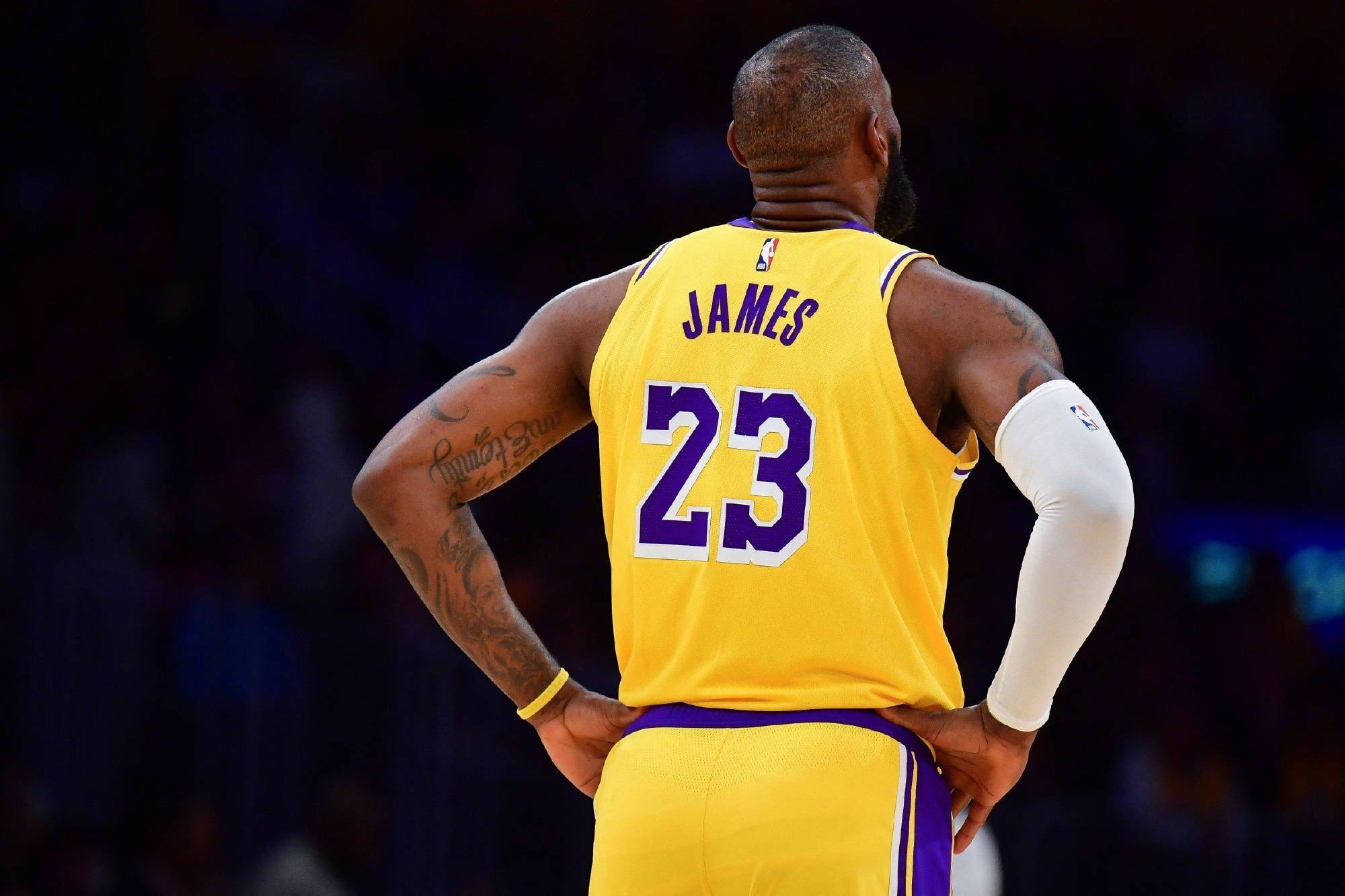 详解棒球规则中的捕手干扰补偿机制对打击方心理优势的建立