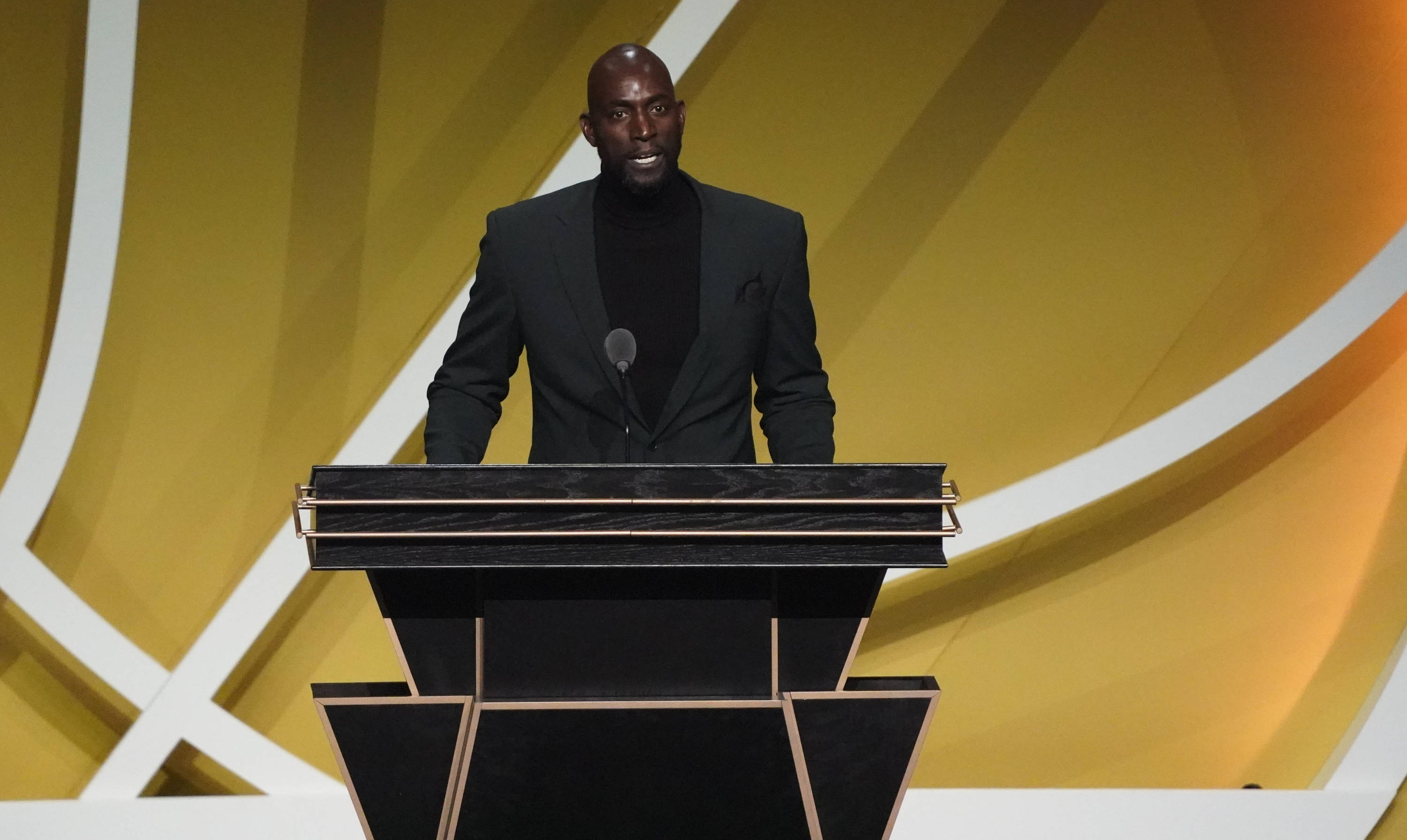 巴西国际新任主帅说球队穿粉色球衣看着像同性恋，事后道歉