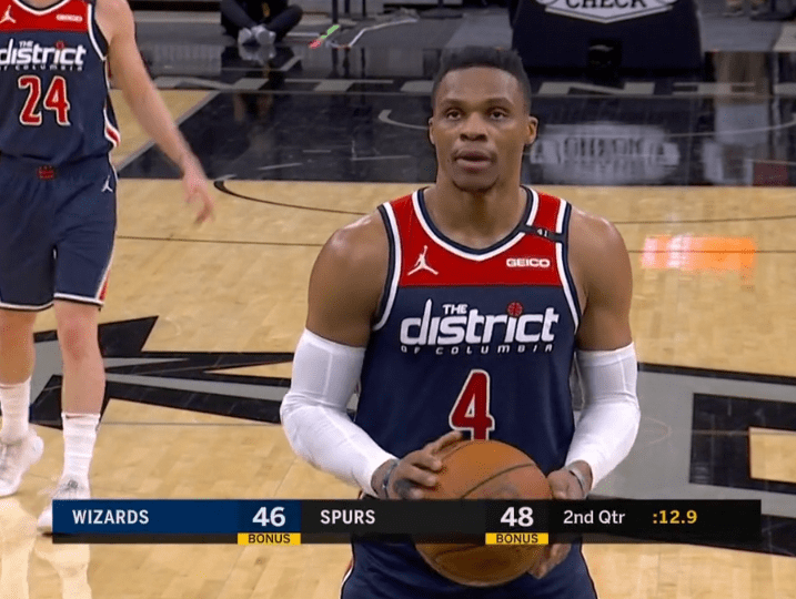 早说过詹姆斯适合打中锋，詹姆斯补篮绝杀，东契奇紧急撤回摊手