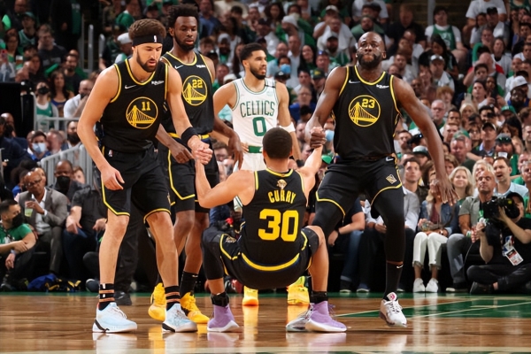 2008 费城荣耀：科尔·哈梅尔斯展现统治力，助费城人队夺得队史第二座世界大赛冠军